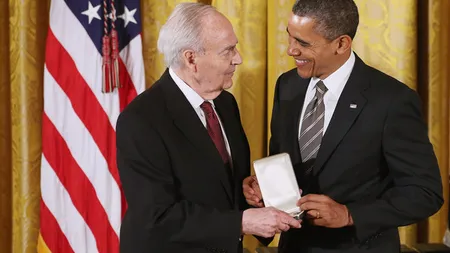 Un fost senator american s-a căsătorit cu un bărbat la 90 de ani. Fusese însurat 50 de ani cu o femeie