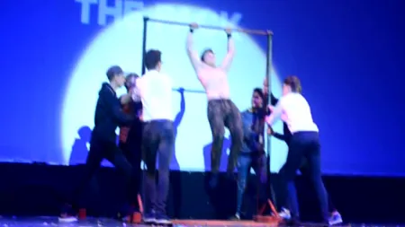 Incident la un bal din Bacău. Un elev a ajuns de urgenţă la spital VIDEO