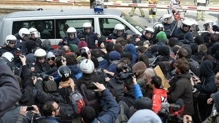 Poliţia austriacă a folosit gaze lacrimogene împotriva unor demonstranţi din Brenner