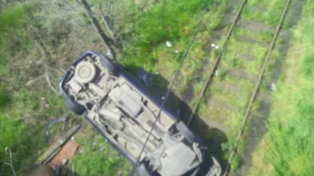 Accident grav la Constanţa. O maşină s-a prăbuşit de pe pod, pe calea ferată