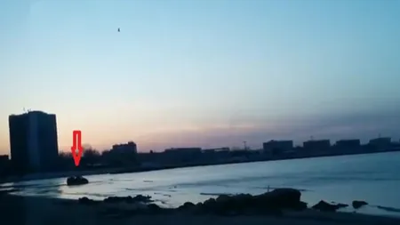 Un şofer a confundat Marea Neagră cu o spălătorie auto. Cum a scos cu Matizul din apă