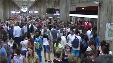 Fum puternic în staţia de metrou Piaţa Romană. Circulaţia trenurilor a fost OPRITĂ