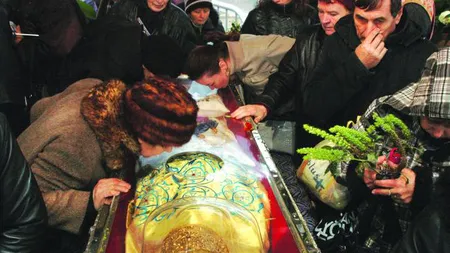 Mii de credincioşi s-au închinat la oase de animale la o mănăstire din Tulcea