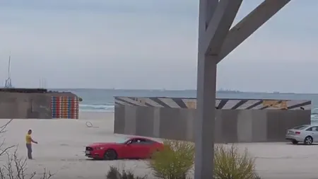 Bolid de lux blocat în nisip, pe plaja din Mamaia VIDEO
