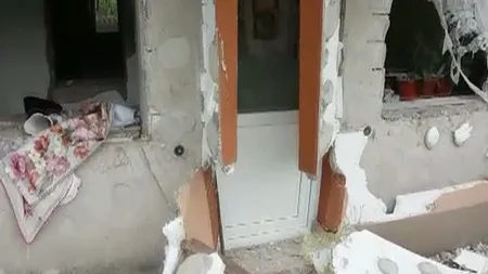 Explozie puternică într-o casă din Olt. Două persoane au fost rănite VIDEO