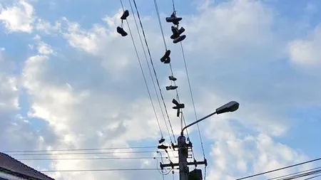 Imagine uimitoare-pantofi atârnaţi de firele de curent din Oradea. Poliţia face o anchetă