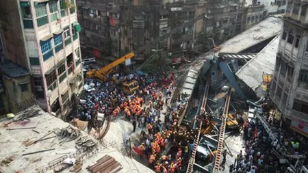 Pasarelă prăbuşită în India. 25 de persoane au murit
