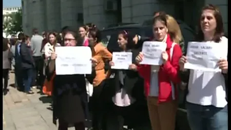 PROTEST la Ministerul Mediului. Zeci de angajaţi sunt REVOLTAŢI de salariile mici VIDEO