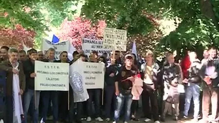 PROTEST CFR în Capitală: Lipsa investiţiilor în transportul feroviar poate genera un accident de tipul Colectiv