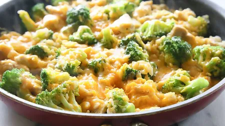 Reţeta zilei: Pui cu broccoli şi orez în sos de brânză