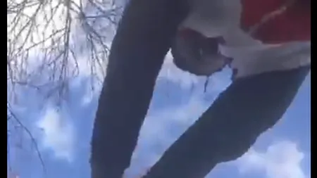 Bărbat ÎMPUŞCAT ÎN CAP, în timp ce se filma cu telefonul, pe o stradă din Chicago VIDEO