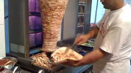 Moscova vrea să interzică vânzarea de shaorma şi kebab. Cum au reacţionat ruşii
