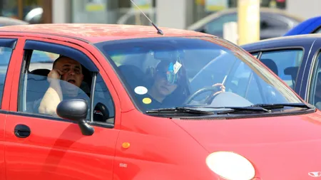 Şoferii, amendaţi dacă fumează în maşina firmei. Poliţiştii îşi fac cruce. 