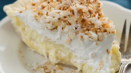 Desertul Zilei: Tartă cu cremă de cocos, banane şi frişcă