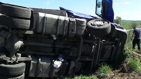 Accident în Suceava. Un TIR s-a răsturnat după ce şoferul a încercat să evite un câine