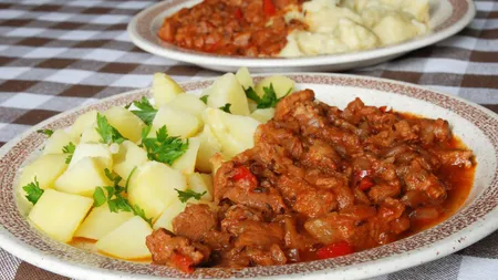 Reţeta zilei: Tocăniţă picantă de porc