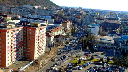 Acoperişul unui bloc cu 10 etaje din Piatra Neamţ, smuls de vântul puternic