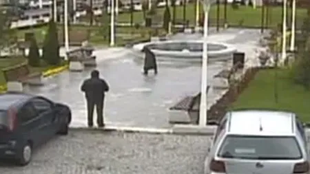 Un urs înfometat a pus pe fugă turiştii din staţiunea Buşteni VIDEO