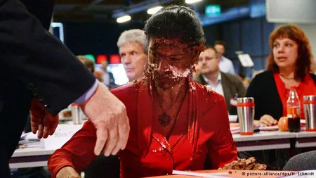 Bătaie cu tort la congresul partidului german Die Linke VIDEO