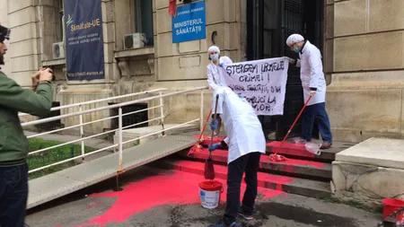 Protest la Ministerul Sănătăţii: Au fost multe victime în urma dezinfectanţilor diluaţi. Mama este una dintre ele