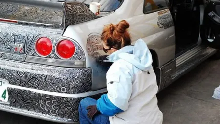 O artistă a pictat maşina soţului său cu marker permanent - Rezultatul este UIMITOR