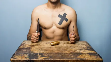 Se deschide restaurantul NUDIŞTILOR. Vrei să iei cina acolo?