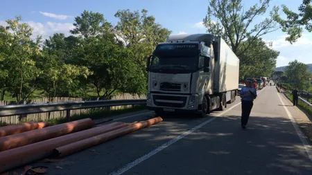 Accident în Gorj cu un TIR şi o dubă. Mai multe persoane au fost rănite