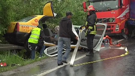 Tragedie pe DN1. Doi morţi, după ce un taxi s-a izbit violent de un tir