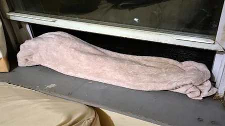 Ce s-a întâmplat după ce o femeie a pus un prosop ud în geam
