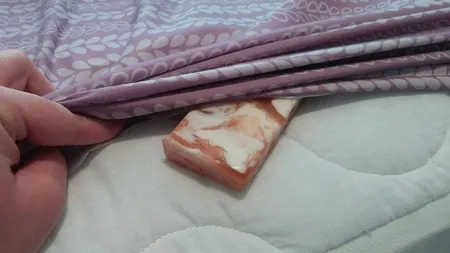 Ce se întâmplă când pui o bucată de săpun sub aşternuturi? Nu o să îţi vină să crezi