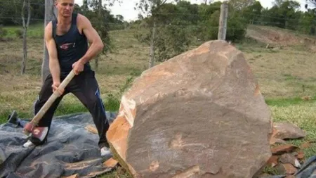 A luat toporul şi a început să dea timp de 4 ore într-un bolovan uriaş. Finalul este INCREDIBIL FOTO
