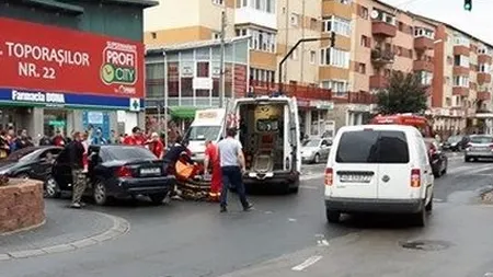 Un şofer băut şi fără permis a intrat într-o AMBULANŢĂ aflată în misiune, în Alba Iulia VIDEO