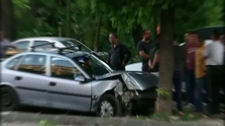 Accident în Capitală. Trei persoane au fost rănite după ce două maşini s-au ciocnit violent VIDEO