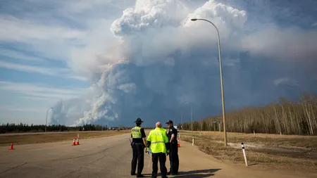 Canada: Peste 80.000 de sinistraţi în urma incendiilor de pădure. Stare de URGENŢĂ. Următoarele 24 de ore, CRUCIALE
