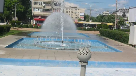 Imagini incredibile din centrul Ploieştiului. Un bărbat gol puşcă face baie în fântâna arteziană VIDEO