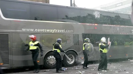 Autocarul cu jucătorii lui Manchester United a fost atacat la Londra. Imagini incredibile VIDEO