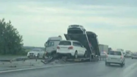Autostrada Bucureşti-Piteşti, BLOCATĂ de un TIR care transporta maşini de lux FOTO