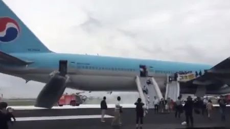 Panică la bordul unui avion. 300 de pasageri şi personalul la bord, evacuaţi pe toboganele de urgenţă