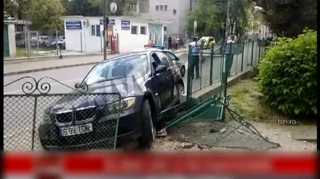 Un şofer începător a intrat cu maşina în gardul Poliţiei din Iaşi VIDEO