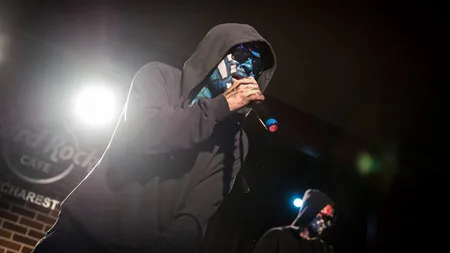 Cât cheltuiesc muzicienii de la Carla's Dreams pe măştile purtate în timpul concertelor