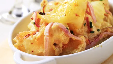 REŢETA ZILEI: Cartofi gratinaţi cu brânză şi şuncă