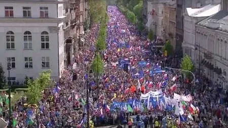 240.000 de polonezi au manifestat pentru rămânerea Poloniei în UE