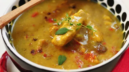 Surprinde-ţi familia cu o reţetă de zile mari. Ciorbă cu aripioare de pui şi curry