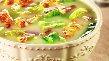 Reţeta zilei: Ciorbă de salată cu omletă