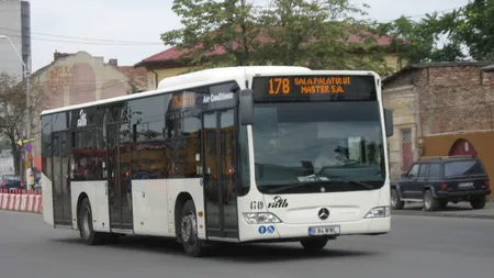 Un bărbat a fost bătut de un grup de femei în autobuz. Motivul este incredibil VIDEO