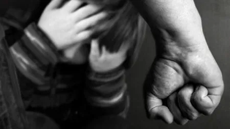 Monstru de tată. Un bărbat şi-a obligat ani la rând copiii să bea şi să se bată