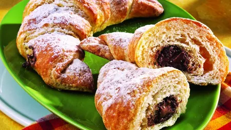 Cornuri cu ciocolată, reţetă delicioasă pentru un desert tradiţional