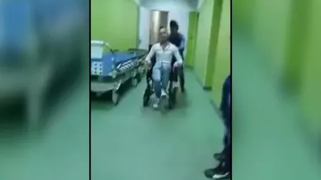 Distracţie într-un spital din Lugoj. Raliu cu scaunul bolnavilor VIDEO