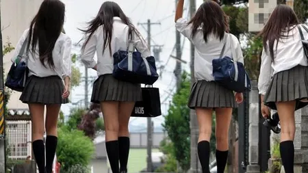Elevele unui liceu, OBLIGATE să îşi lungească fustele pentru a nu atrage atenţia băieţilor şi profesorilor