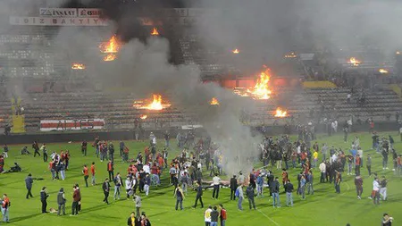 Scene şocante în Turcia. Furioşi că echipa lor a retrogradat, fanii au dat foc la stadion VIDEO